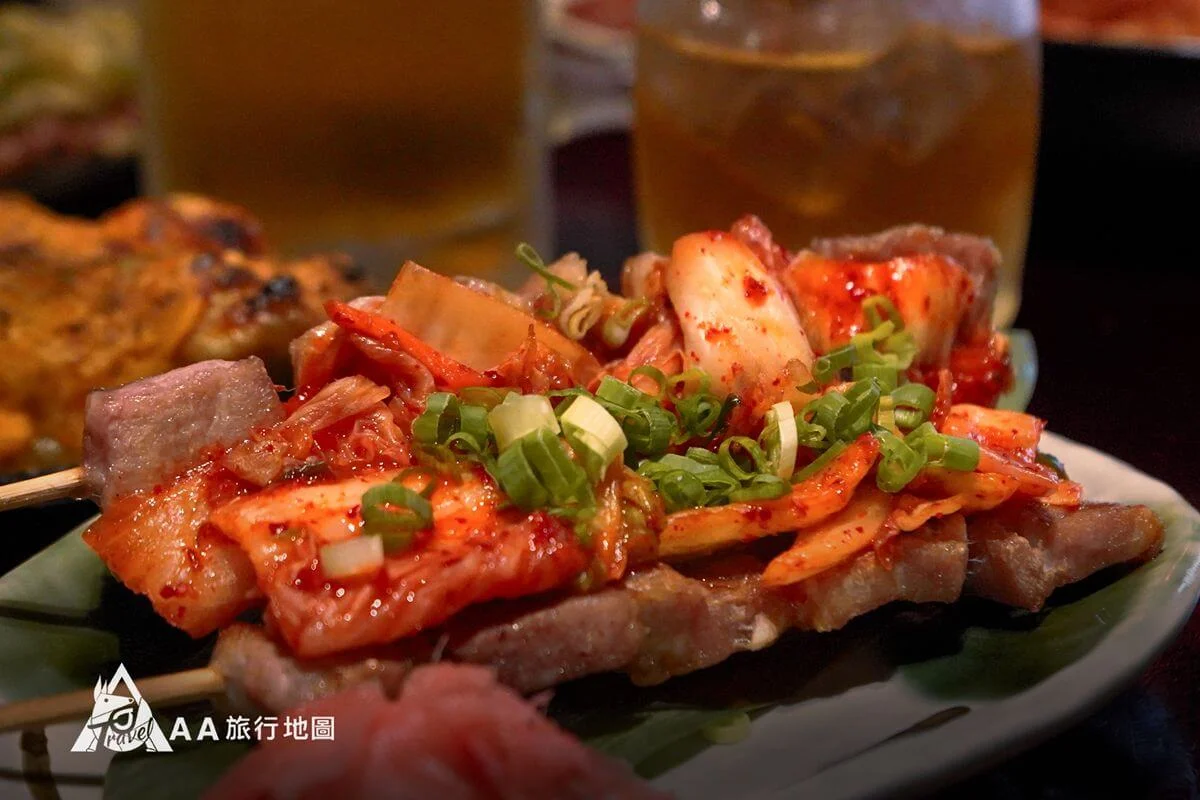 酒聚的泡菜牛肉,吃起來酸中帶辣,泡菜不是偏甜辣的那種,但搭著上面的青蔥一起吃,非常解膩(未滿18歲請勿飲酒,酒後勿駕車)