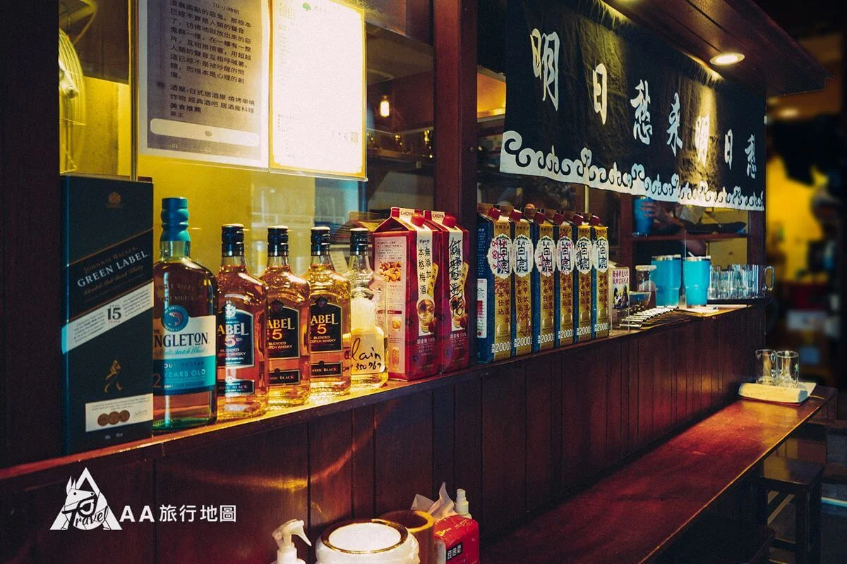 酒聚的1樓廚房旁邊就是吧台區,老闆很健談,喜歡聊天的可以坐在這(未滿18歲請勿飲酒,酒後勿駕車)