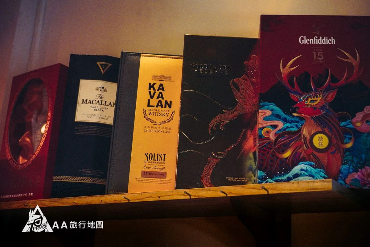 進門的另一邊擺放著各式各樣的酒(未滿18歲請勿飲酒,酒後勿駕車)