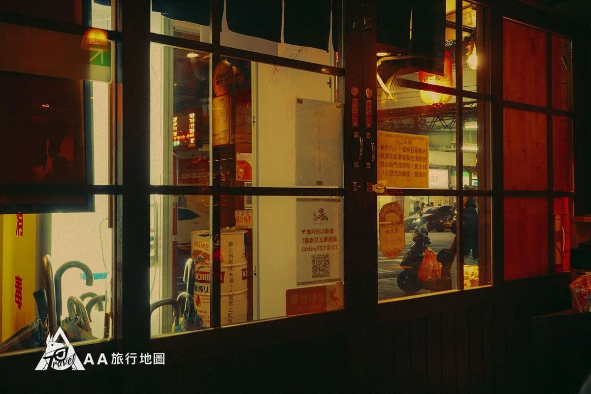 酒聚如果坐在一樓,還可以偶而看一下門外的動靜,人來人往的過道,也是一種風情