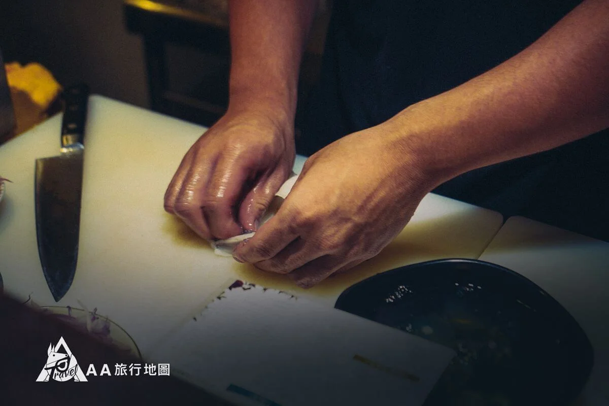 吧台這邊如果有興趣也可以觀看一下師傅在處理食材時的樣子, Aa 很喜歡這種料理廚房公開的,讓我們可以參與到其中,了解到自己吃的食物是怎麼處理的