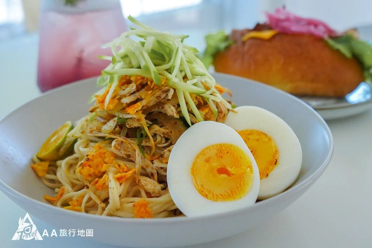 椰風浪鼓椒麻雞麻醬麵近拍