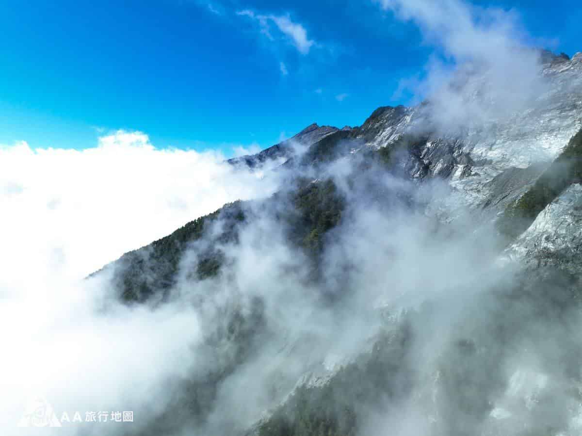 機車環島第二日南橫思源埡口空拍山與雲