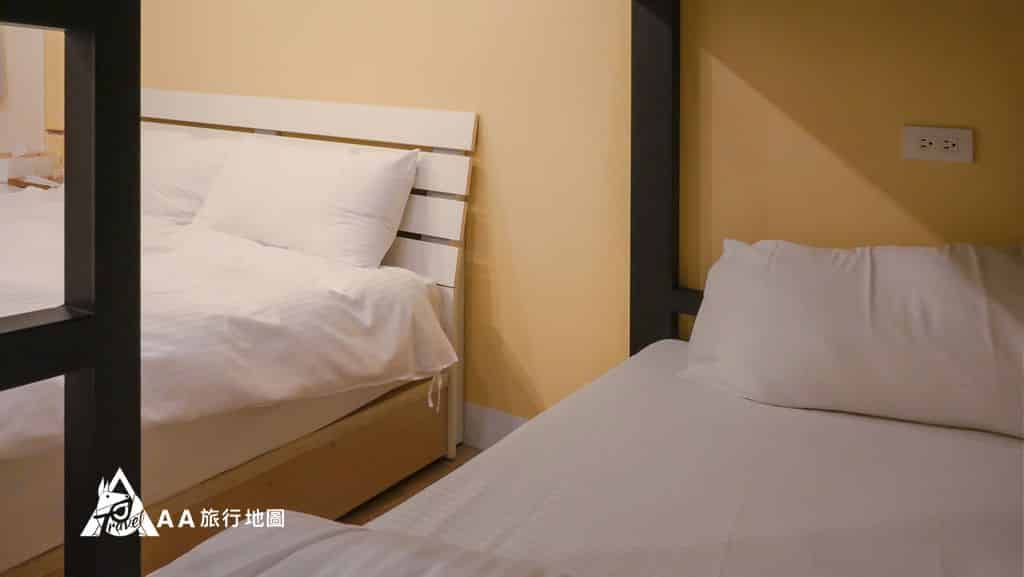 TAIPEIYES四人房的上下舖也足夠一個成人睡，不會太擁擠