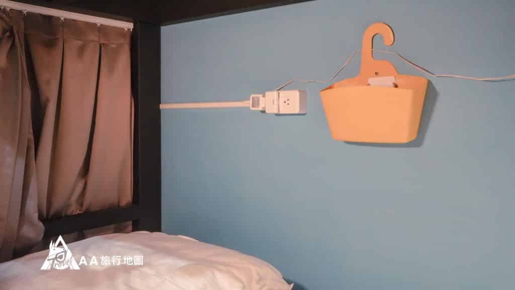 TAIPEIYES每一個人的床位除了插座外，還貼心準備了小籃子以及夜讀燈