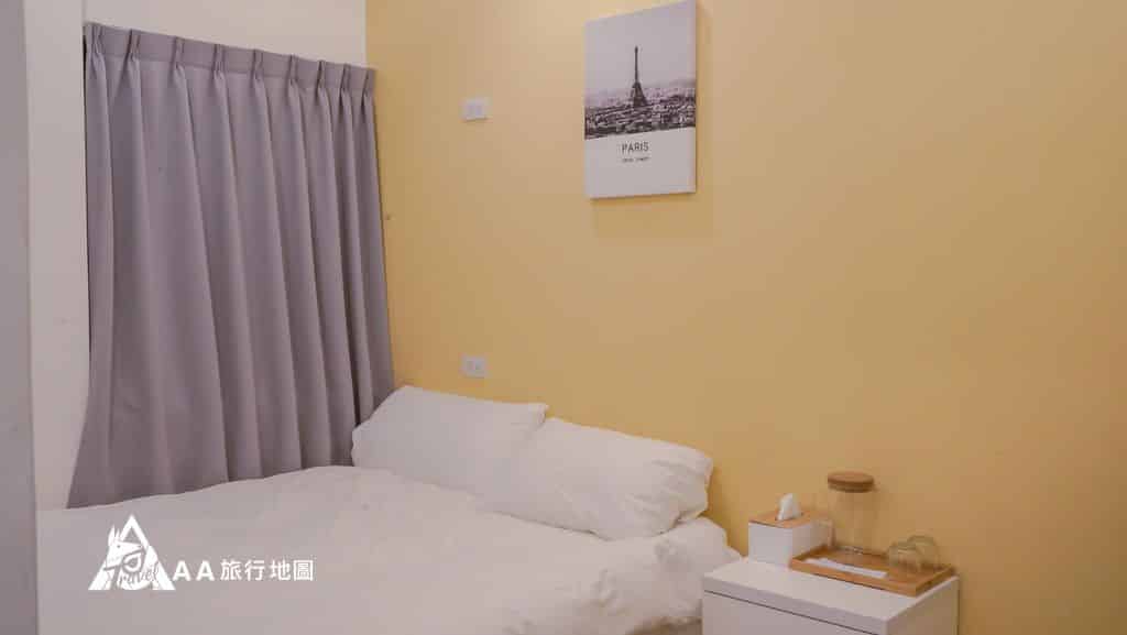 TAIPEIYES這是其中一種雙人房型，比較寬敝一點，旁邊就是對外窗