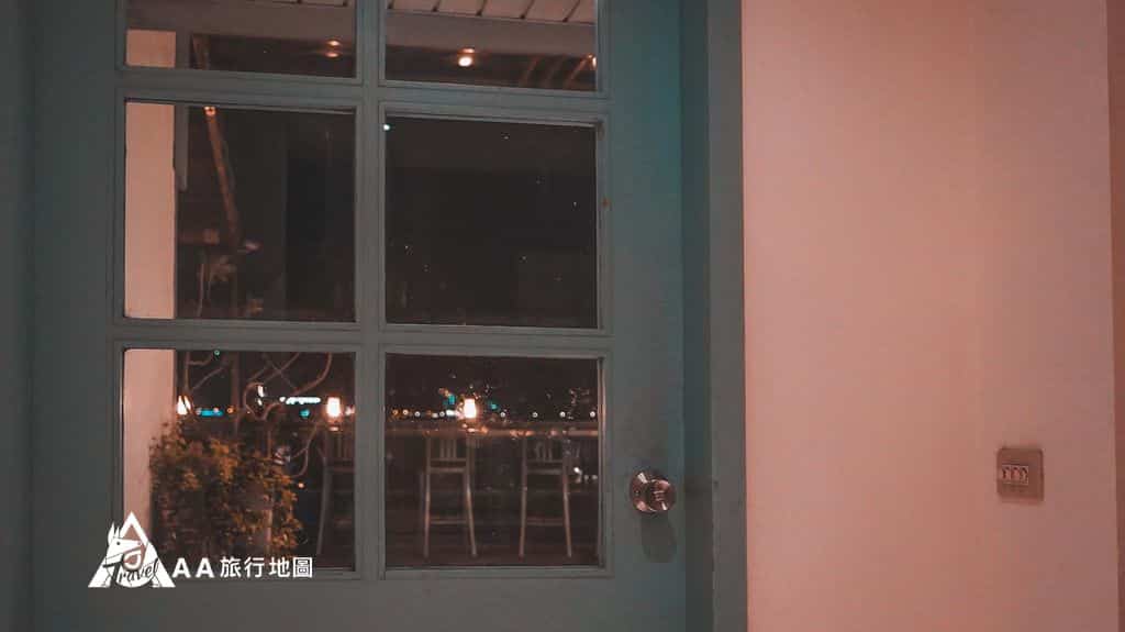 淡水長堤二樓那天因為比較晚了所以沒有開，在這邊不論是看夕陽或是夜景都不錯喲