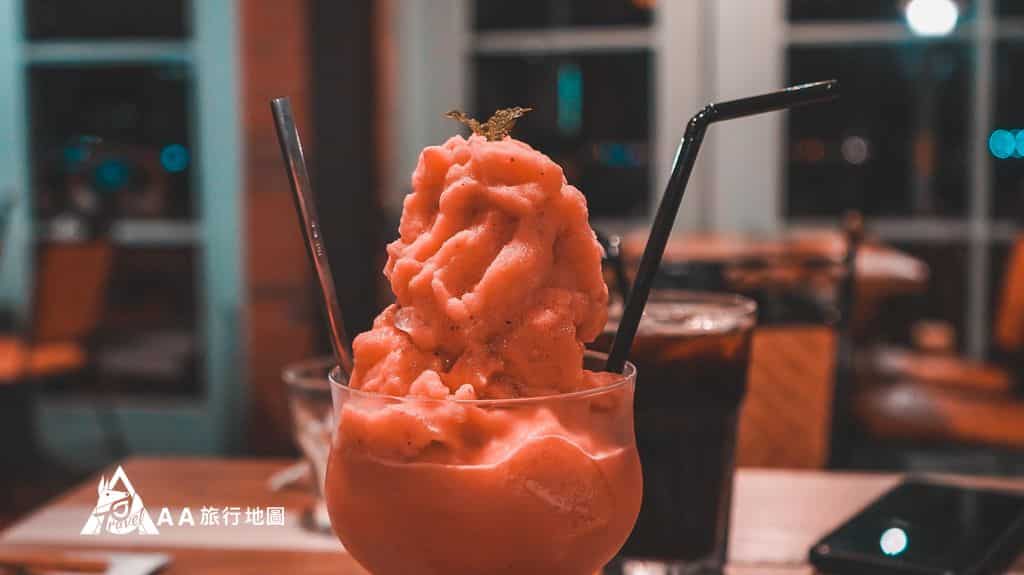 淡水長堤草莓莫吉托，上面還有個小薄荷，蠻爽口的
