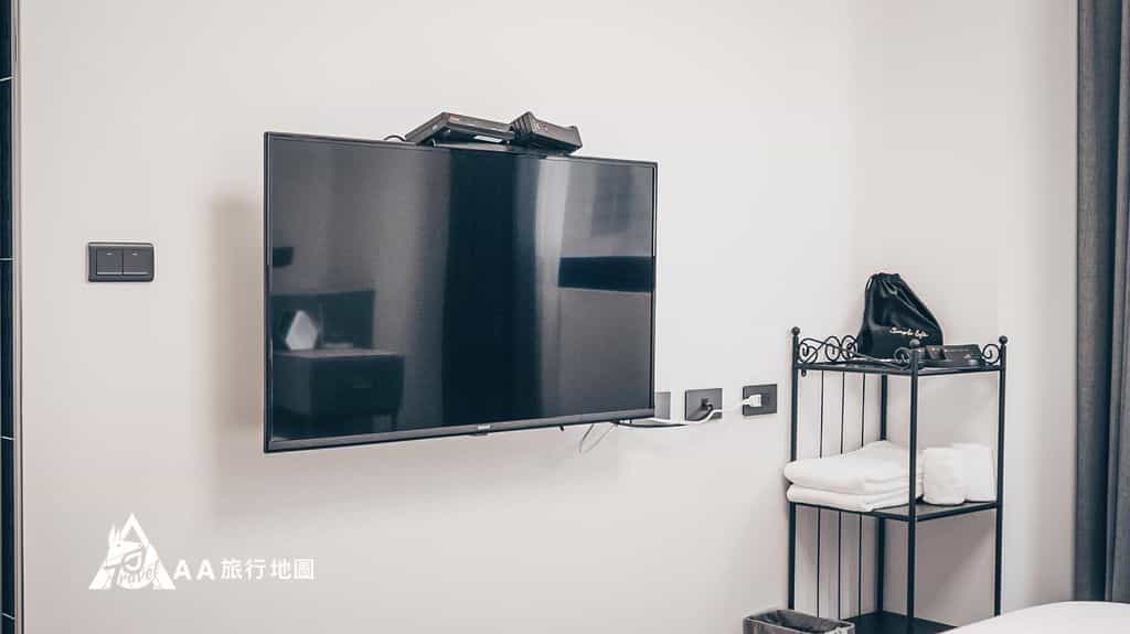 衡定理旅宿雙人房還是有配備基本的電視，大小還可以接受