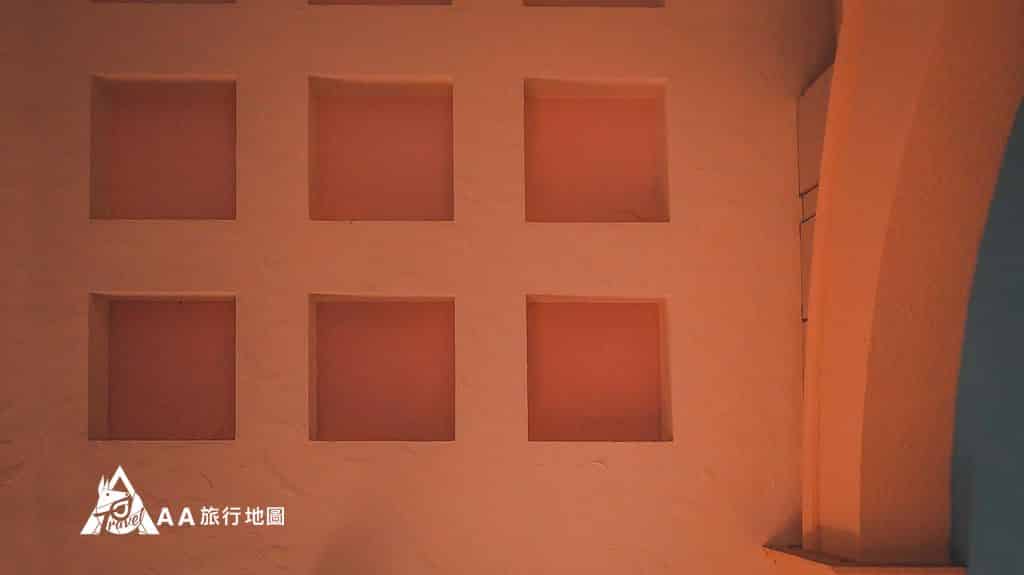 裡面有看到這樣一格一格的小格子，中間可以放一些小東西拍照