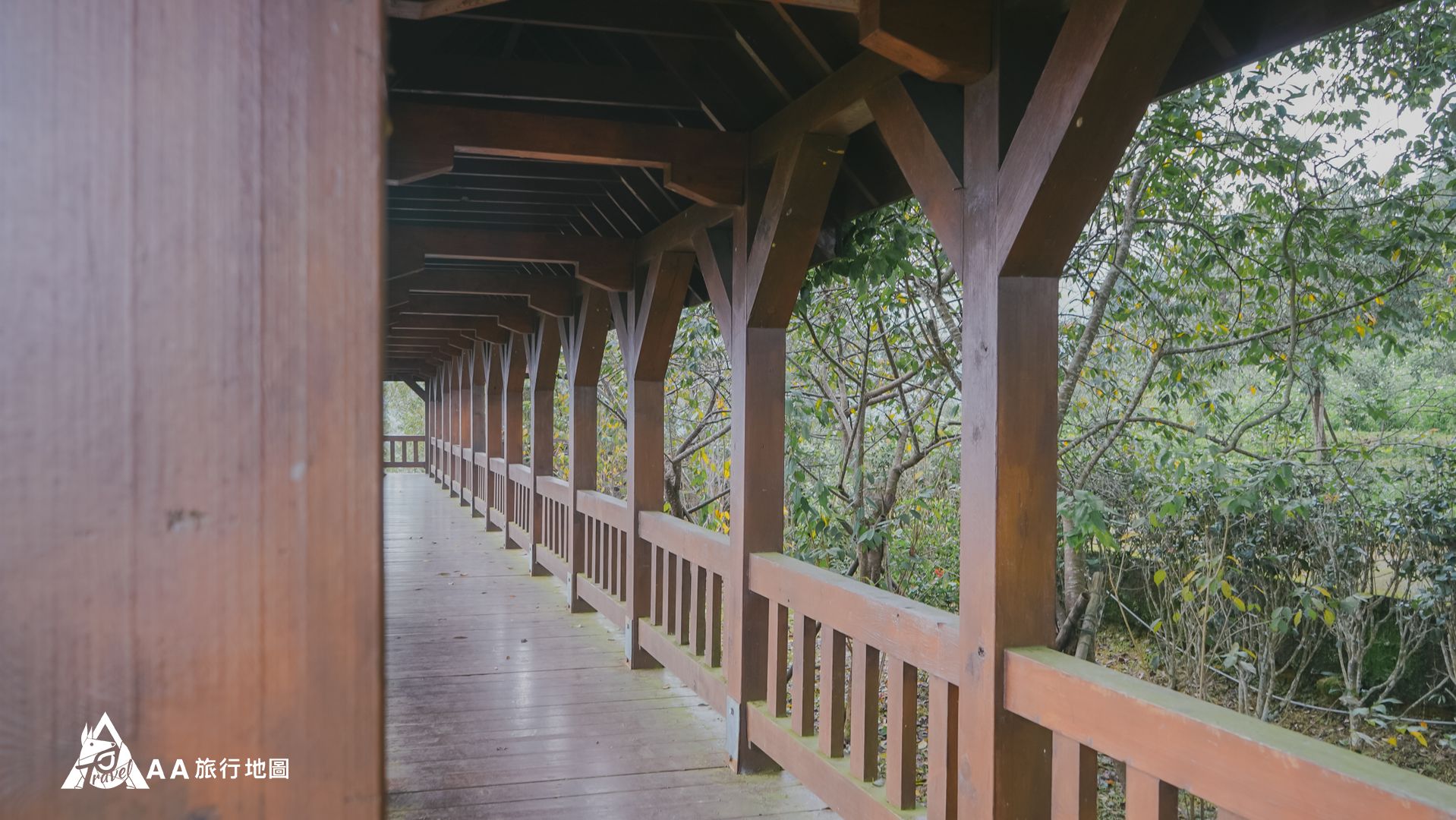 鳳凰亭序 這個是最上面的觀景迴廊，長長的木走道很適合拍照